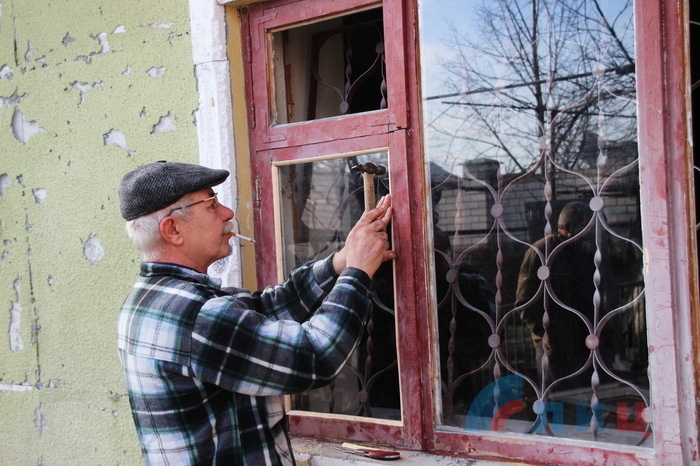 Восстановление жилья и ЛЭП, поврежденных обстрелами ВСУ, Стаханов, 13 декабря 2017 года