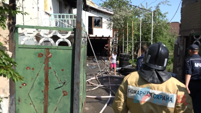 Жилые дома и техникум повреждены в результате обстрела Славяносербска, 26 мая 2015 года