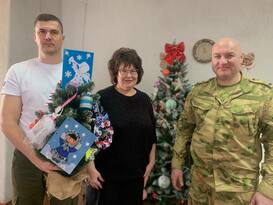 Глава Новоайдарщины передала защитникам ЛНР елки с детскими новогодними поздравлениями