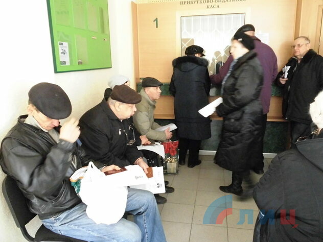 Первый день выплаты пенсий в Луганске, 3 апреля 2015 года.