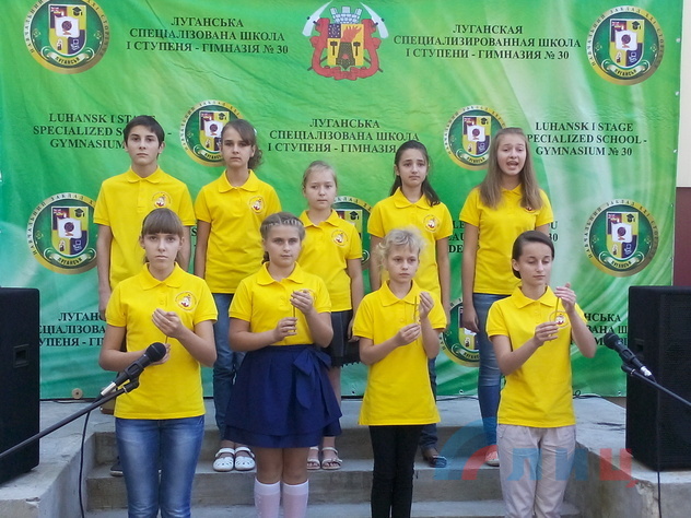 Рок-певица Юлия Чичерина в луганской школе-гимназии №30. Луганск, 11 сентября 2015 года