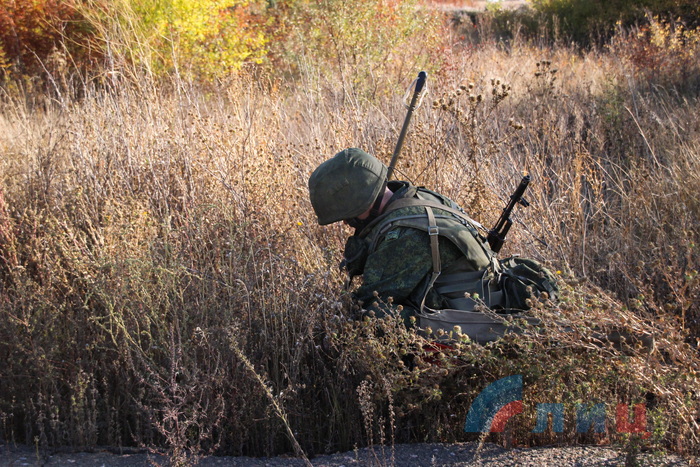 Инженерная разведка местности саперами Народной милиции в районе Первомайска / Золотого, 11 октября 2017 года