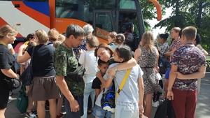Группа школьников из Стаханова и Рубежного отправилась на отдых в Курганскую область