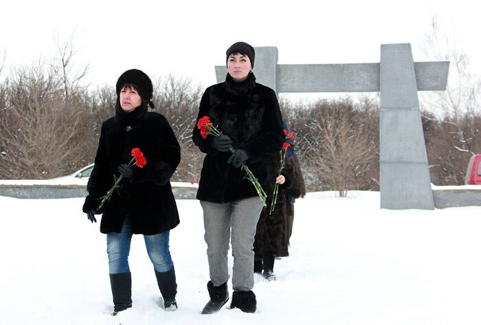 Возложение цветов к братской могиле жертвам фашизма, Луганск, 27 января 2017 года