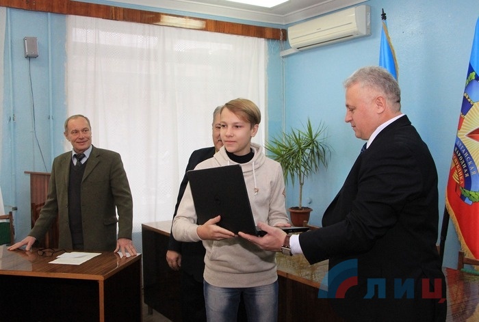 Вручение ноутбука талантливому подростку-инвалиду, Луганск, 19 декабря 2016 года