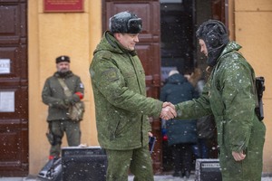 Pasechnik awards LPR Hero title to three militiamen from Stakhanov