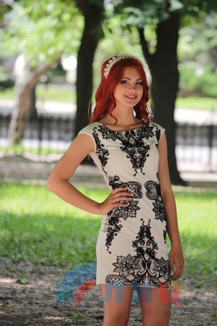 Победительница конкурса "Мисс ЛНР" на пресс-конференции в ЛуганскИнформЦентре, 26 мая 2015 года