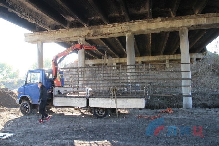 Восстановление поврежденного в результате теракта путепровода на пересечении улиц Лутугинской и 2-й Строительной, Луганск, 10 октября 2019 года