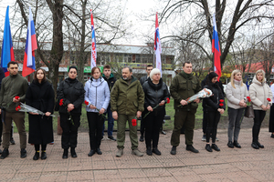 Общественники и молодежь на митинге в Луганске почтили память жертв украинской агрессии