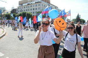 Около тысячи человек приняли участие в параде молодежи, состоявшемся в Луганске
