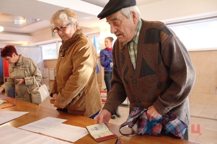 Голосование на избирательном участке №69, Луганск, 2 октября 2016 года