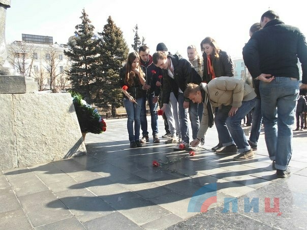 Молодежь Луганска возложила цветы к памятнику Шевченко, 9 марта 2015 года