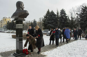 Общественники ЛНР почтили память первого главы Республики в пятую годовщину его смерти