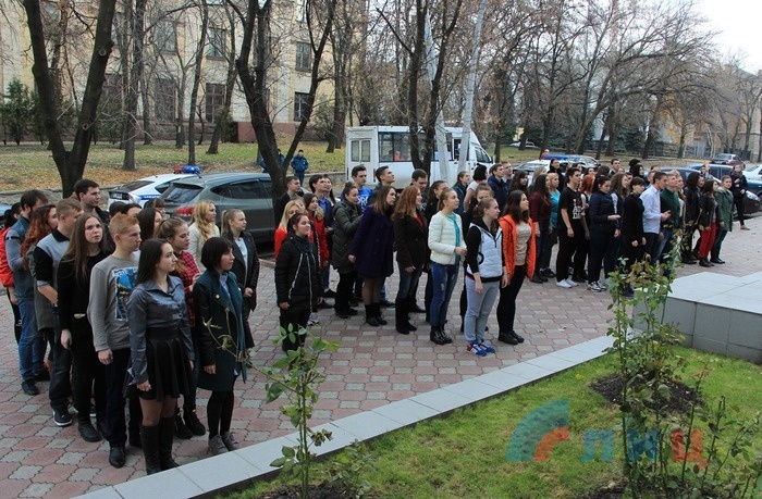 Флешмоб студентов ЛГАКИ, посвященный Всемирному дню молодежи, Луганск, 10 ноября 2016 года