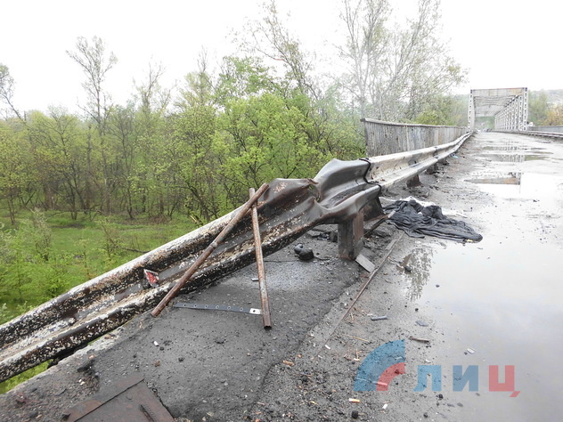 Разрушенный мост у Станицы Луганской, 4 мая 2015 года