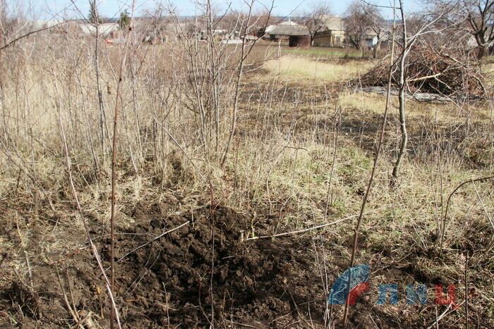 Последствия обстрела жилых домов в поселке Красный Яр, Луганск, 29 марта 2017 года