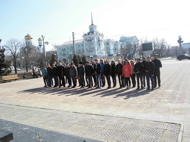 Молодежь Луганска возложила цветы к памятнику Шевченко, 9 марта 2015 года