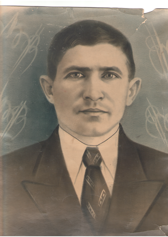 Аверченков Пётр Петрович. Погиб в 1943 году в боях за Смоленщину.