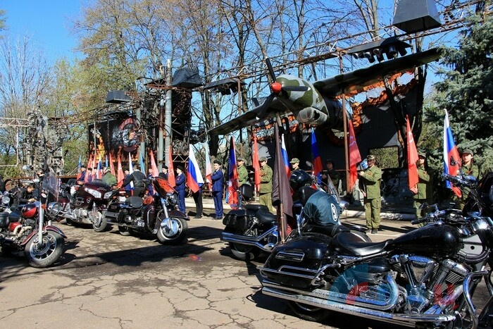 Отправка мотоциклистов мотоклуба "Ночные волки. Донбасс" для участия в мотопробеге "Дороги Победы", Луганск, 25 апреля 2017 года
