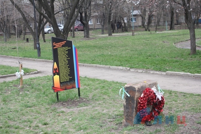 Высадка деревьев в парке им. Щорса в память о детях, погибших в результате украинской агрессии, Луганск, 8 апреля 2016 года