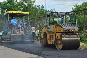 Красноярские строители проводят капремонт дороги в Свердловском районе