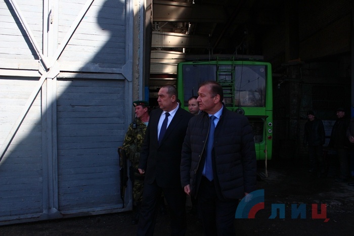 Глава ЛНР посещает Луганский трамвайно-троллейбусный парк, 10 апреля 2015 года.