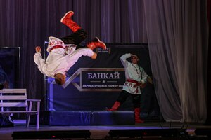 Акробаты из Екатеринбурга представили в Луганске паркур-шоу "Русские сказки"