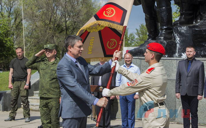 Вручение знамени участникам Союза юнармейских клубов ЛНР "Молодая гвардия", Луганск, 6 мая 2019 года