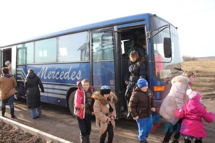 Экскурсия детей-инвалидов из ЛГЦСРДИ в конноспортивный клуб "Декурион", Хрящеватое, 23 ноября 2015 года