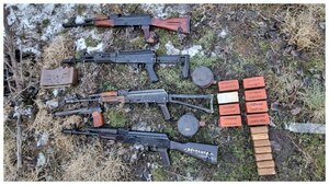 Правоохранители изъяли из тайника в лесополосе у Сватово автоматы, мины и тротил – МВД