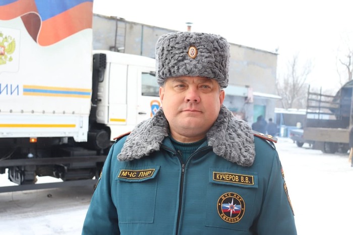 Разгрузка автомобилей 105-го гуманитарного конвоя МЧС РФ, Луганск, 23 декабря 2021 года
