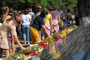 Жители Ирмино почтили память земляков, погибших в 2014 году от обстрела со стороны ВСУ