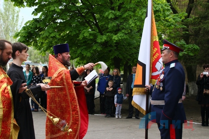 Глава ЛНР вручает боевое знамя Луганскому казачьему кадетскому корпусу, Луганск, 8 мая 2015 года