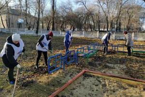 Активисты "Мира Луганщине" благоустроили детскую площадку в Комиссаровке