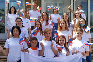 Перевальская молодежь провела танцевальный флешмоб "С Россией в сердце"