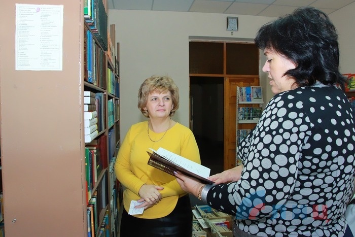 Школьная библиотека гимназии №30, Луганск, 24 октября 2016 года