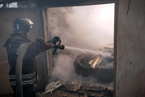 ВСУ обстреляли Лисичанск, при прямом попадании сгорел гараж с легковушкой – МЧС