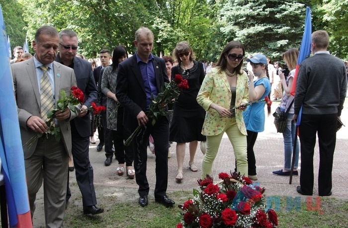 Акция памяти мирных жителей, погибших в результате авиаудара ВСУ по бывшей ОГА, Луганск, 2 июня 2017 года