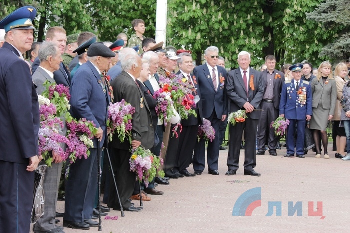 Поднятие Знамени победы в Луганске, 8 мая 2015 года