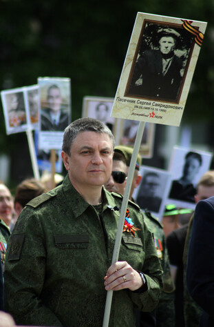 Шествие колонны "Бессмертного полка", Луганск, 9 мая 2018 года