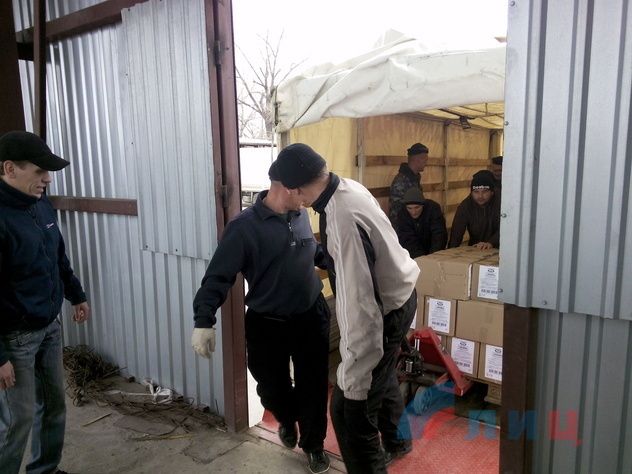 Конвой МЧС РФ доставил в ЛНР 895 тонн гуманитарных грузов, Луганск, 19 марта 2015 года