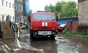 Сотрудники МЧС в Луганске откачивают воду из затопленных ливнем помещений