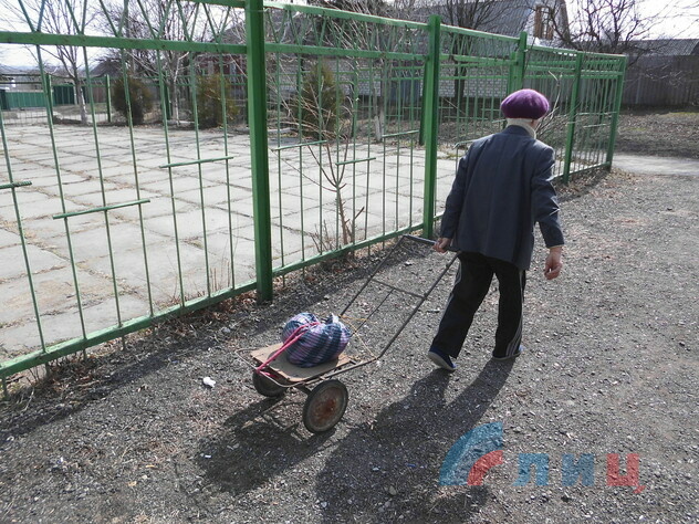 Жители поселка Красный Яр получили гуманитарную помощь, 26 марта 2015 года