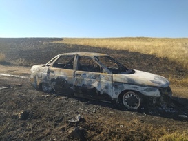 Пожар уничтожил легковушку в Краснодоне, сгорел гектар сухой травы – МЧС