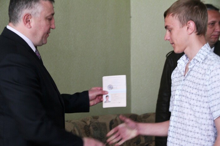 Первые десять молодых жителей ЛНР получили новые паспорта Республики
