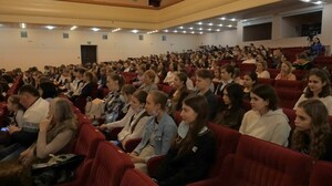 Более 440 одаренных школьников Луганска получили в подарок смартфоны от мэра Москвы