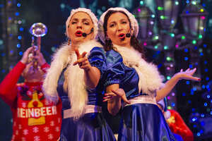 Театр на Оборонной представил премьеру новогоднего мюзикла "Для тех, кто любит погорячее"