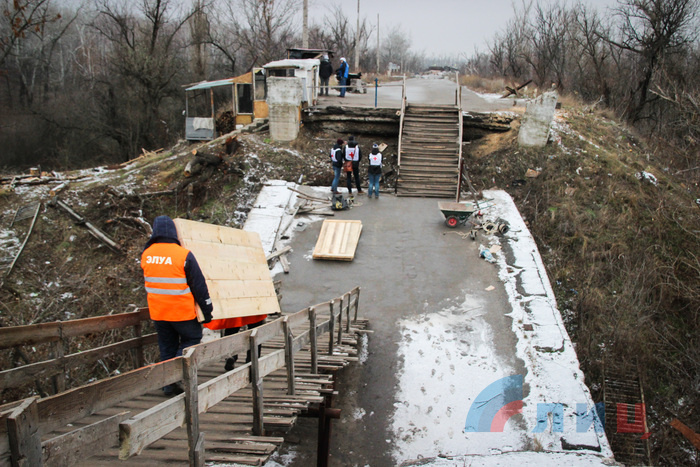 Ремонт деревянных настилов на мосту у пункта пропуска через линию соприкосновения в районе Станицы Луганской, 9 декабря 2017 года