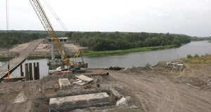 Специалисты из РФ обустраивают временную дорогу у восстанавливаемого моста у Станицы