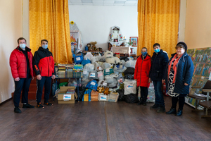 Волонтеры и представители ЛГПУ передали жителям прифронтовых Петровеньков 200 кг гумпомощи